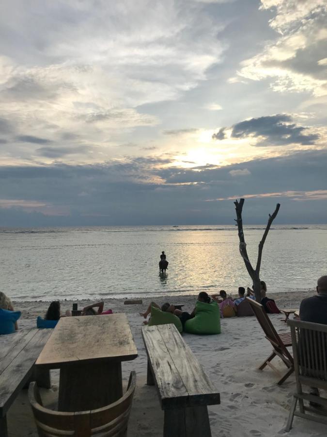 The Exile Sunset Bar & Bungalow Гили Траванган Экстерьер фото